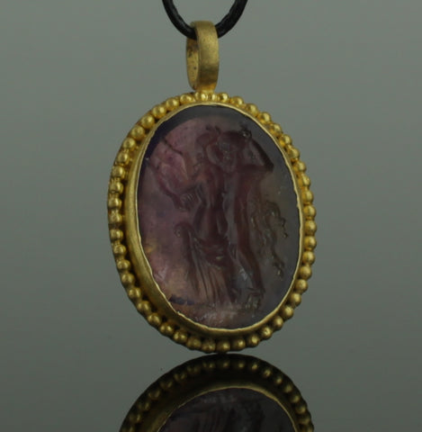 ANCIENT ROMAN GOLD INTAGLIO PENDANT "NUDE FIGURES" CIRCA - 2nd/4th Century AD