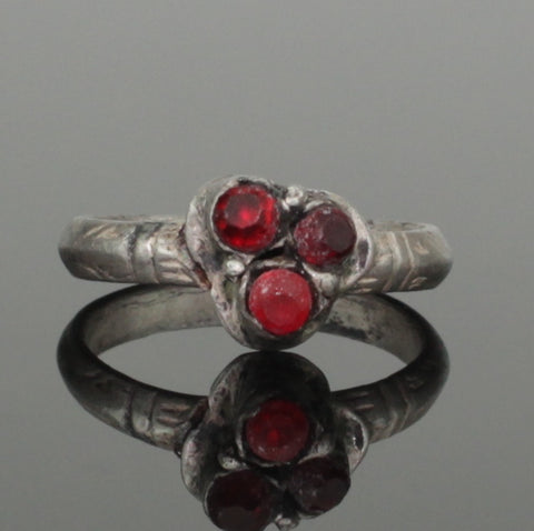ANCIENT MEDIEVAL SILVER RING WITH GARNETS - CIRCA 14th/15th CENTURY AD (087)