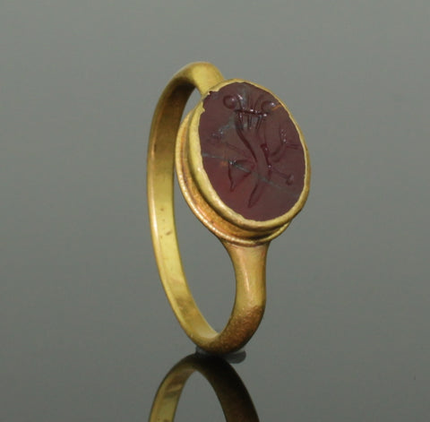 ANCIENT ROMAN GOLD INTAGLIO RING WITH DOLPHIN & TRIDENT- 2nd Century AD (098)