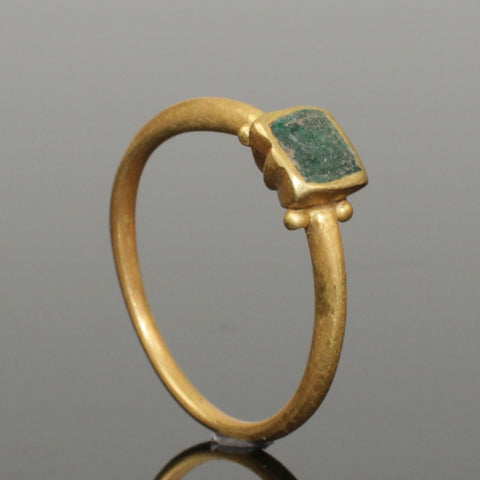 BEAUTIFUL MEDIEVAL GOLD & GREEN STONE RING - CIRCA 13th-14th Century AD (35154)