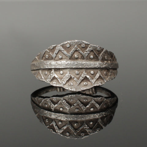 WONDERFUL ANCIENT VIKING SILVER RING - CIRCA 9th/10th CENTURY (0326)