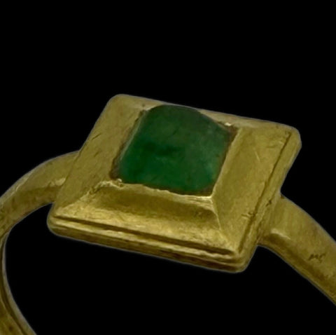 BEAUTIFUL MEDIEVAL GOLD & EMERALD RING - CIRCA 13th-14th Century AD (3398)