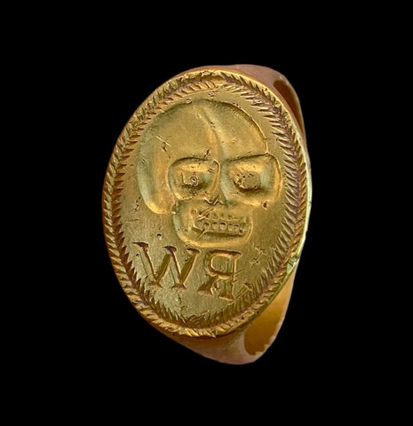 WONDERFUL LATE MEDIEVAL GOLD MOMENTO MORI RING "R W" - CIRCA EARLY 17TH CENTURY