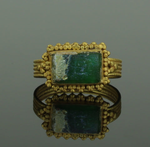 ANCIENT ROMAN GOLD RING WITH GREEN GLASS STONE - 2nd Century AD (090)
