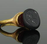 ANCIENT ROMAN GOLD INTAGLIO RING WITH DOLPHIN & TRIDENT- 2nd Century AD (098)
